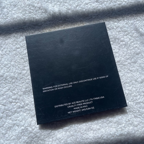 Ace Beaute Black and Gold Eyeshadow Palette - Picture 4 of 4